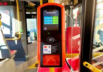 Во всех автобусах Праги появились терминалы бесконтактной оплаты проезда — фото 1