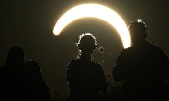 Топ-10 кращих фото сонячного затемнення - 2026: Європа на кілька хвилин зникла у темряві — фото 5