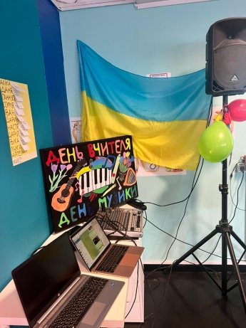 Ученики из Украины поздравляют украинских и польских учителей с профессиональным праздником — фото 1