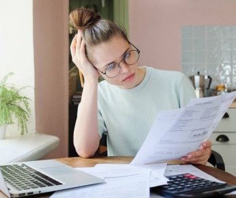 Налоговые резиденты: в 2023 году украинские беженцы должны уплатить дополнительные налоги — фото 1