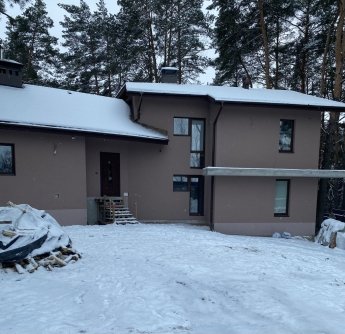 «Мріємо повернутися додому і відбудувати наш дім» - історія родини біженців з Київщини, будинок якої розбомбив російський снаряд — фото 1