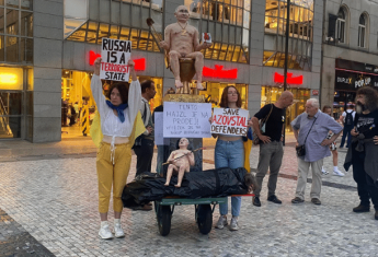 В Праге «продают» Путина – вырученные  средства пойдут на беспилотник для Украины — фото 1