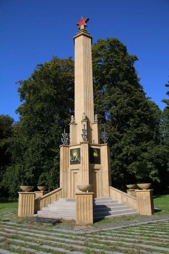 В Чехии на памятнике красноармейцам нарисовали буквы «UA» — фото 1