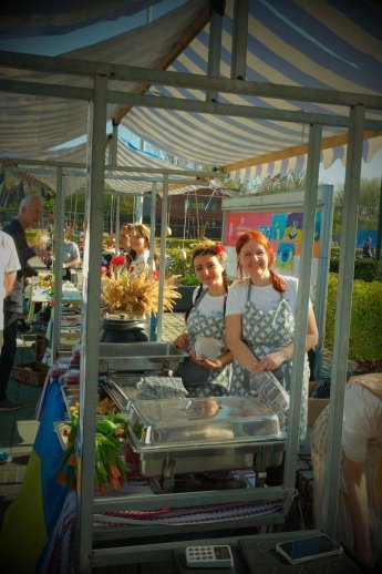 Работают, ходят на митинги, волонтерят: Как живет многодетная семья украинских беженцев в Нидерландах — фото 4