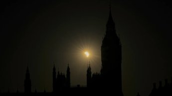 Топ-10 кращих фото сонячного затемнення - 2026: Європа на кілька хвилин зникла у темряві — фото 7