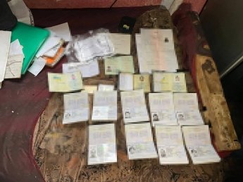 Викрили схему наживи на виплатах біженцям у Франції — фото 1