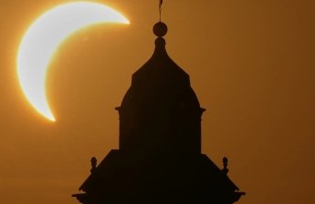 Топ-10 кращих фото сонячного затемнення - 2026: Європа на кілька хвилин зникла у темряві — фото 3