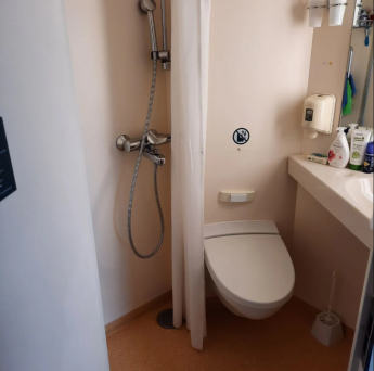 Год в каюте. Как живется украинским беженцам на лайнере в Шотландии — фото 1