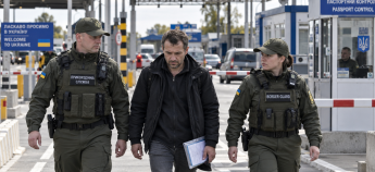 Пограничники сопровождают украинца на переходе