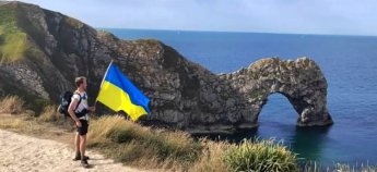 Британський журналіст пройшов 160 км пішки у спеку, збираючи гроші українцям