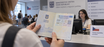 Украинский паспорт в чешском офисе миграции