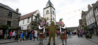 Праздник Burryman в Саут-Квинсферре