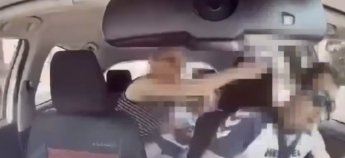 Пасажирка нападає на українця-таксиста