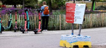 В Хельсинки бетонные ограничители раскрашивают в цвета украинского флага, но нравится это не всем