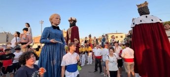 Фигура Леси Украинки на марше великанов в Кубельясе