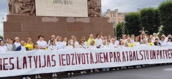 Украинцы в Риге поют гимн Латвии