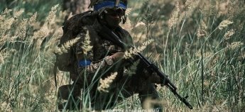 Боєць ЗСУ на позиції