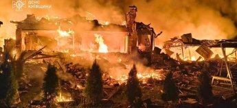 Пожар в селе Пуховка после ракетного удара РФ 8 августа
