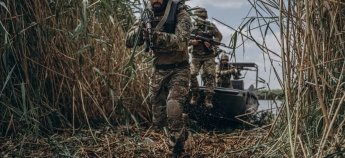 Висадка бійців ЗСУ з катера на берег