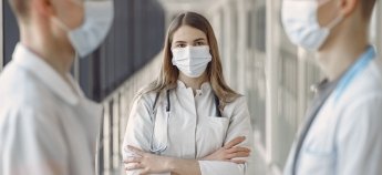 Українські лікарі масово провалили тест на право роботи у Польщі, але випередили поляків