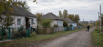 Осіння вуличка села з церквою вдалині
