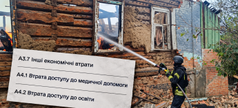 Пожарный тушит дом после авианалета РФ