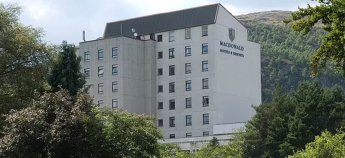 Директора отеля в Шотландии уволили после жалоб украинцев