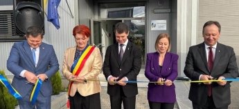 Перерізання стрічки на відкритті почесного консульства України у місті Клуж-Напока