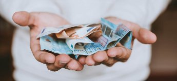 Украинцы за границей перестают пересылать деньги в Украину