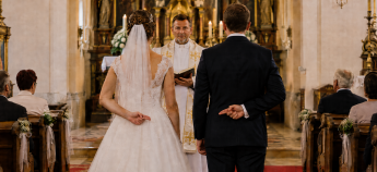 Фіктивна весільна церемонія біля вівтаря