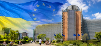 Европейская площадь Брюсселя с флагами ЕС и Украины
