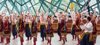 Танцевальная группа из Украины на сцене