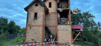 Зруйнований будинок у Києві після атаки РФ