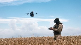 Оператор БПЛА ЗСУ запускає дрон