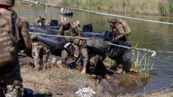 38 ОБМП форсує річку