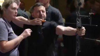 Президент Зеленський стріляє з лука
