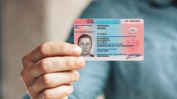 Польща: чи варто біженцю переходити на карту побиту з PESEL UKR
