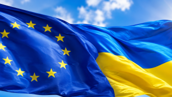 Європейський та український прапори