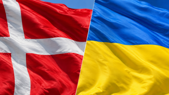 Прапори Данії та України у хвилях