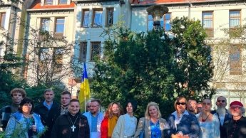 Наші дипломати у сквері імені генерала Марка Безручка