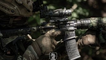 Штурмовик ЗСУ цілить з автомата у ворога