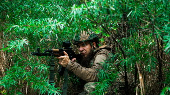 Боєць 22 ОМБР на лінії фронту
