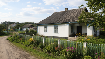 Біла хатина серед саду