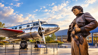 Пам'ятник Амелії Ергарт у Hangar Museum і літак Lockheed Electra 10-E