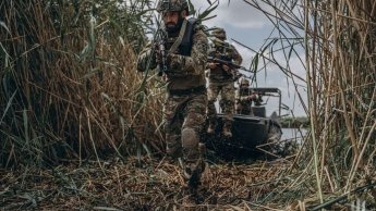 Висадка бійців ЗСУ з катера на берег