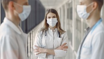 Українські лікарі масово провалили тест на право роботи у Польщі, але випередили поляків