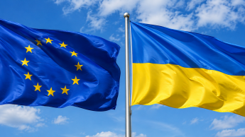 Прапори ЄС та України в небі