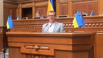 Голова Спецкомісії ВР з питань захисту ВПО Павло Фролов на трибуні парламенту