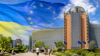 Європейська площа з прапорами України та ЄС