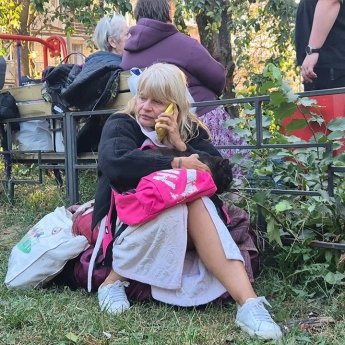 Жінка на вулиці Києва після обстрілу РФ